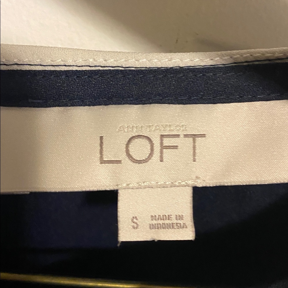 Simple collared LOFT top - Picture 2 of 6